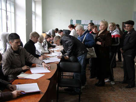 Người dân Crimea đi bỏ phiếu tại một điểm bỏ phiếu ở thủ phủ Simferopol hôm 16/3.